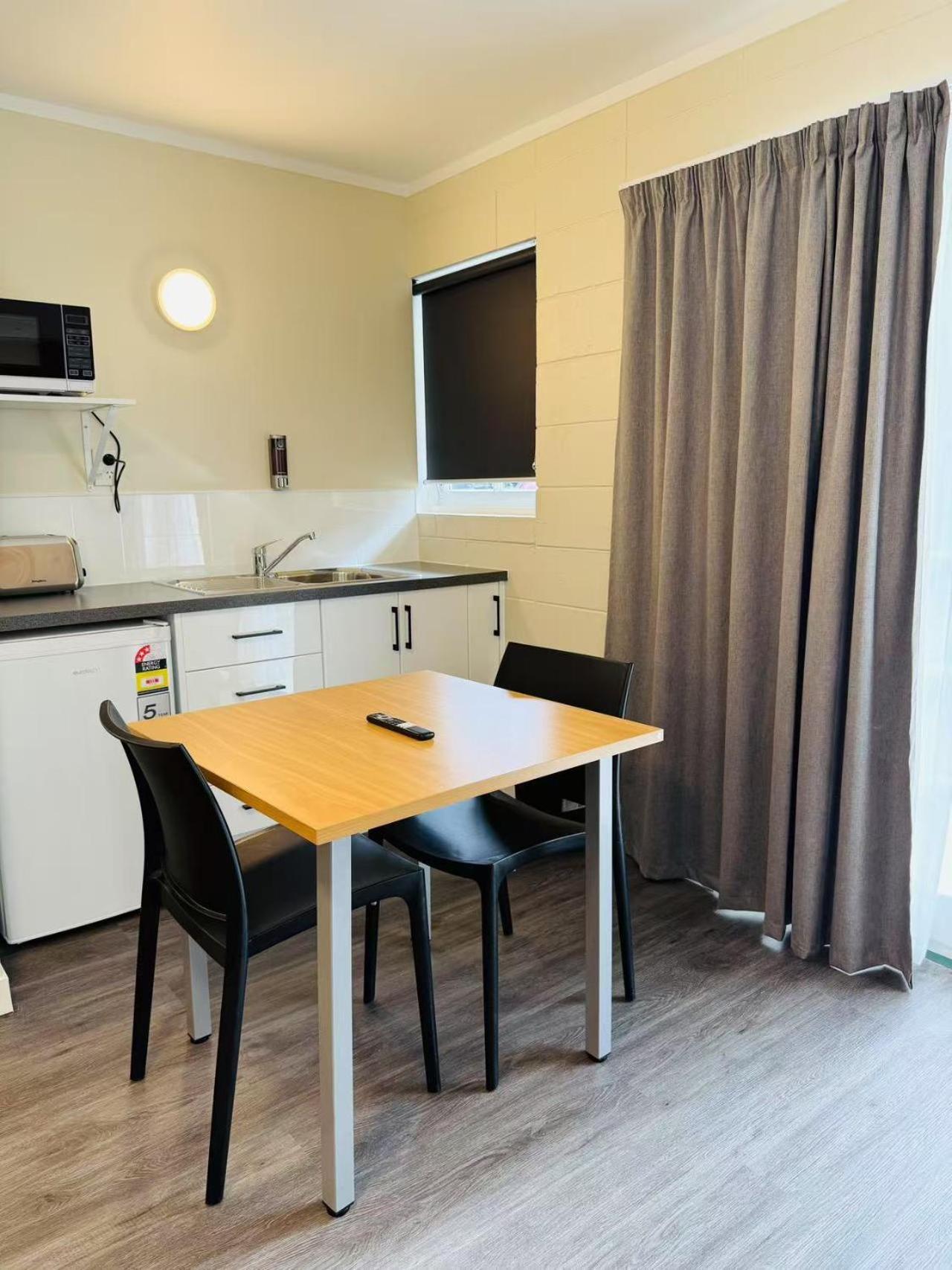 Colonial City Motel Hamilton Bagian luar foto
